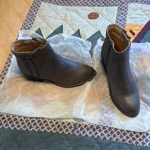 Jayda Brown  Ankle booties Size 5.5 NWOT ♥️